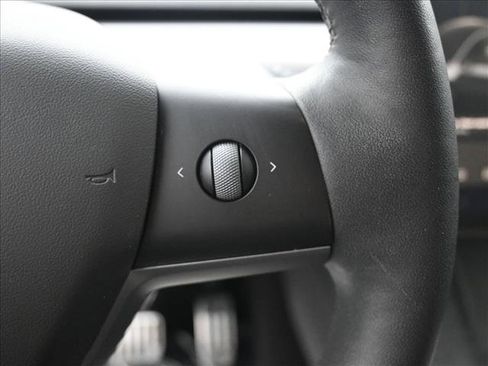 Used 2021 Tesla Model Y Long Range image 11