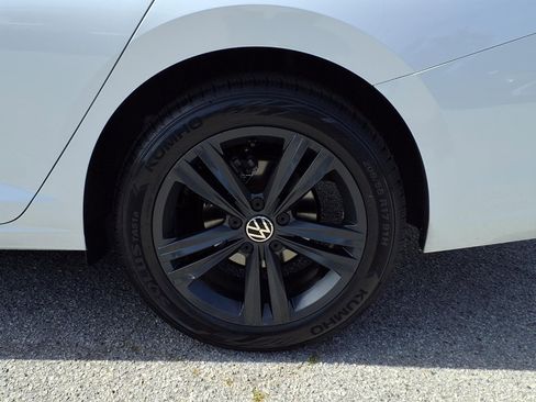 Certified 2022 Volkswagen Jetta SE image 5