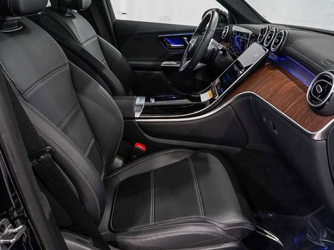 Used 2025 Mercedes-Benz GLC 300 4MATIC image 19