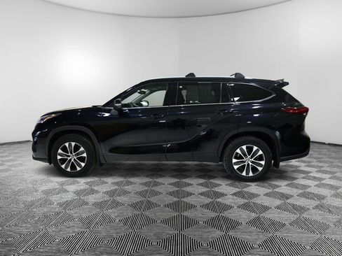 Used 2022 Toyota Highlander XLE image 2