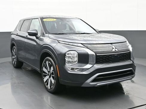 Used 2025 Mitsubishi Outlander SE image 1