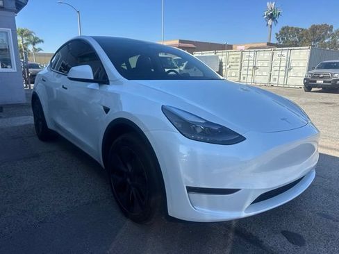 Used 2025 Tesla Model Y Long Range RWD image 3