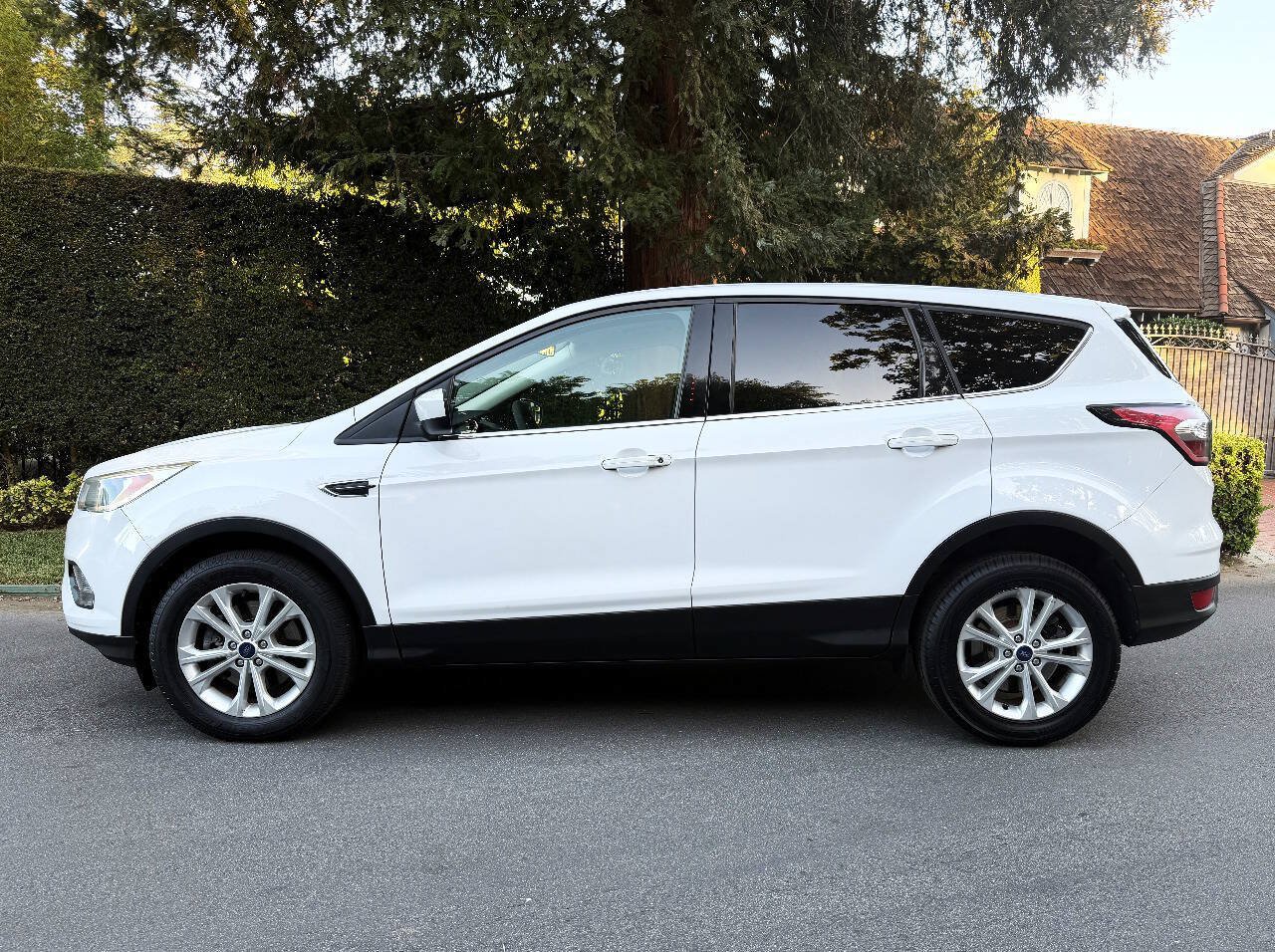 Used 2017 Ford Escape SE AWD/4WD image 3