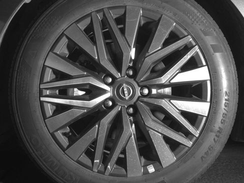 Used 2025 Nissan Altima 2.5 SV FWD image 12