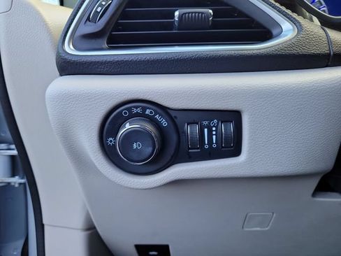 Used 2023 Chrysler Pacifica Limited FWD image 22