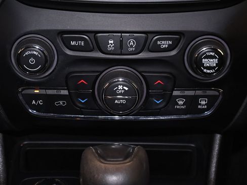 Used 2019 Jeep Cherokee Trailhawk w/ Cold Weather Group AWD/4WD image 29