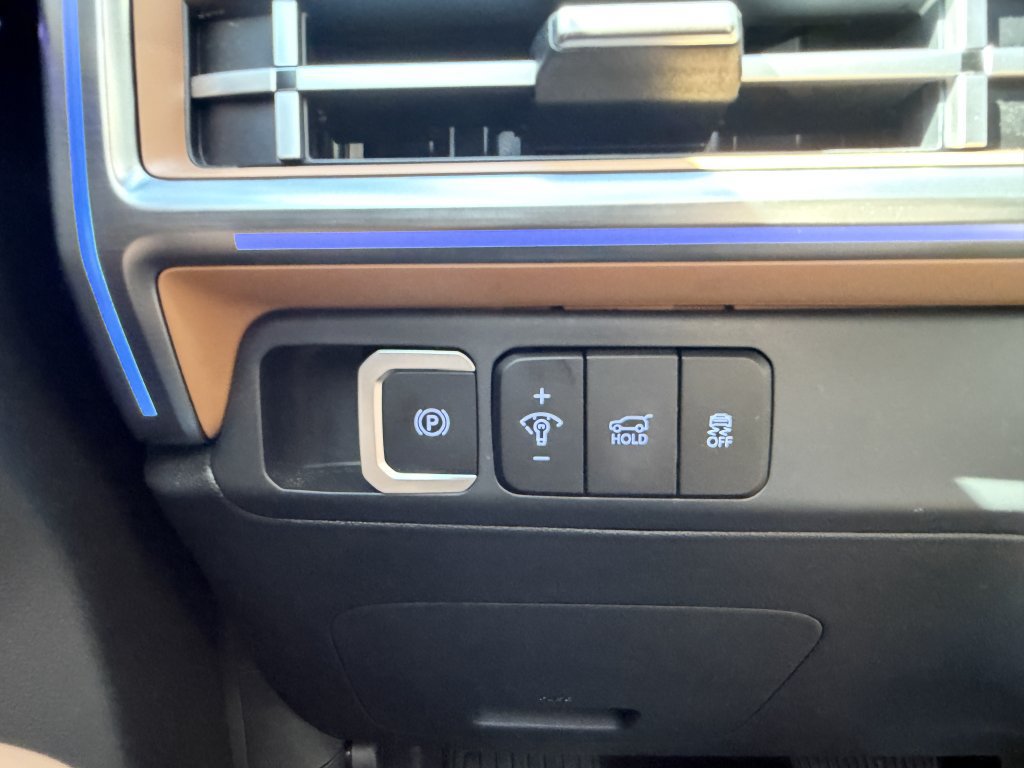 Used 2025 Hyundai Santa Fe Limited FWD image 29