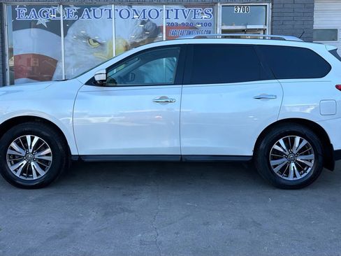 Used 2017 Nissan Pathfinder SL w/ SL Tech Package image 2