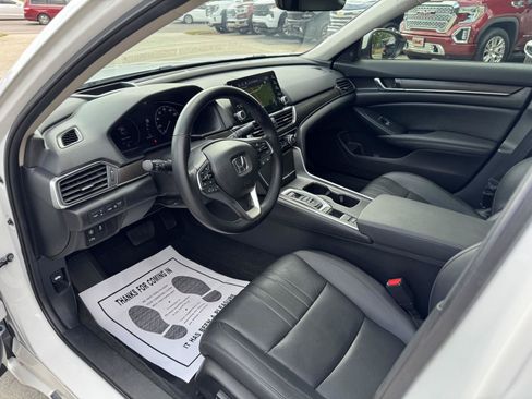Used 2021 Honda Accord Touring image 2