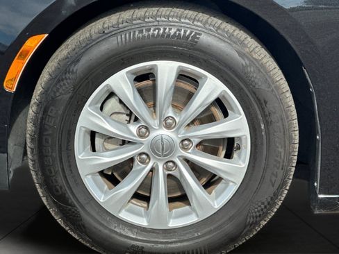 Used 2017 Chrysler Pacifica Touring-L image 32