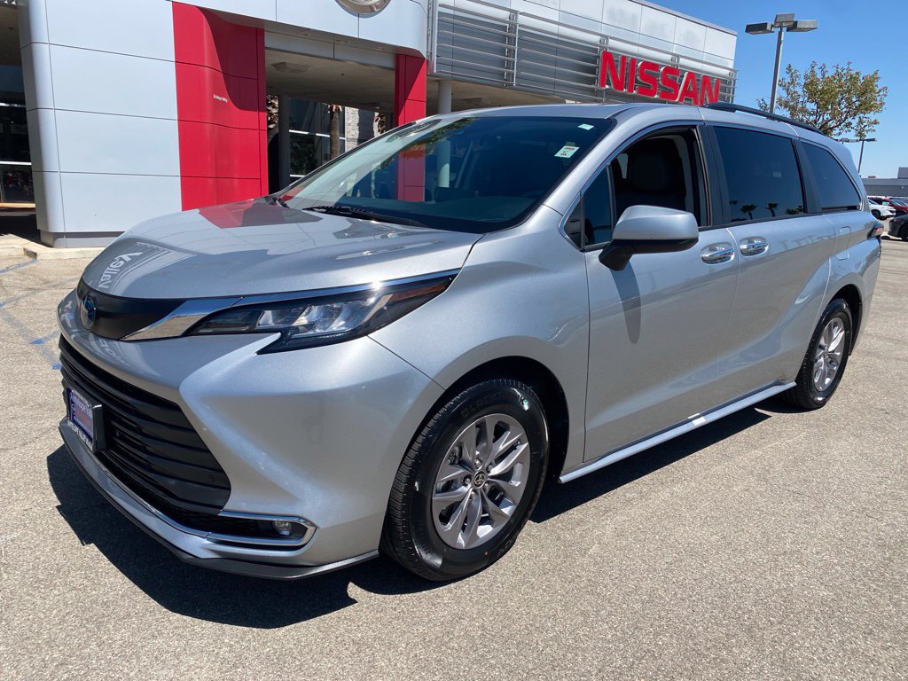 Used 2023 Toyota Sienna XLE FWD image 3