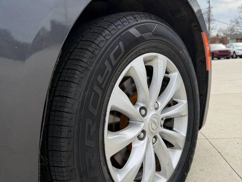 Used 2019 Chrysler Pacifica Touring-L FWD image 9