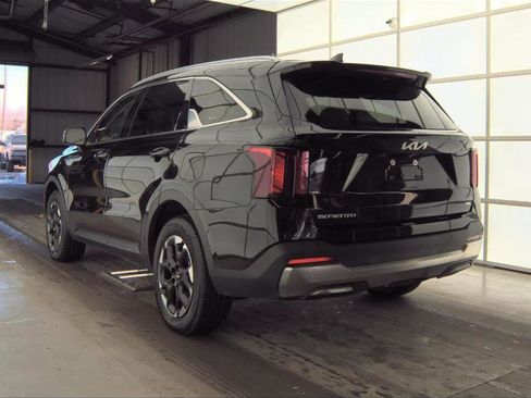 Used 2024 Kia Sorento S image 9