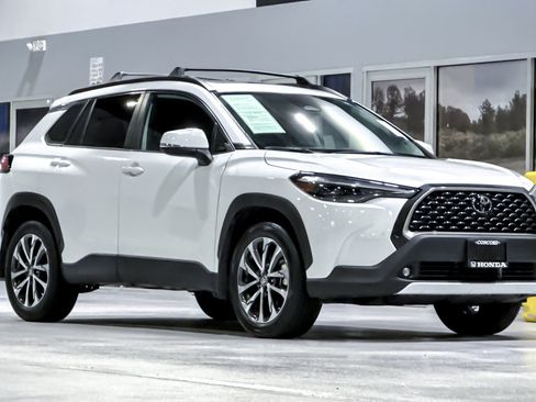 Used 2023 Toyota Corolla Cross XLE w/ Convenience Package FWD image 7