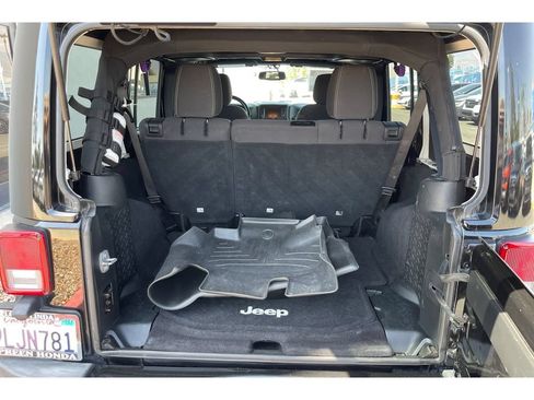 Used 2017 Jeep Wrangler Unlimited Sahara w/ Connectivity Group AWD/4WD image 17