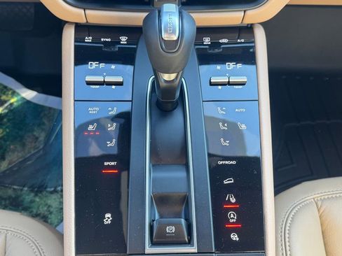 Used 2025 Porsche Macan Base image 42