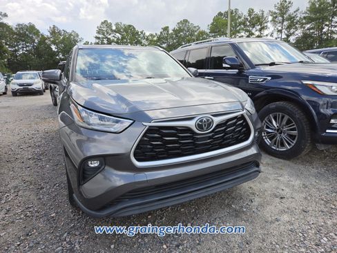 Used 2020 Toyota Highlander XLE AWD/4WD image 4