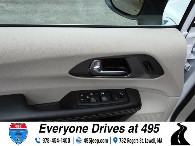 Used 2023 Chrysler Pacifica Touring-L FWD image 19