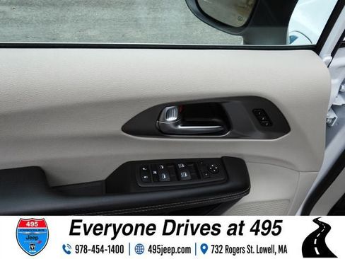 Used 2023 Chrysler Pacifica Touring-L FWD image 19