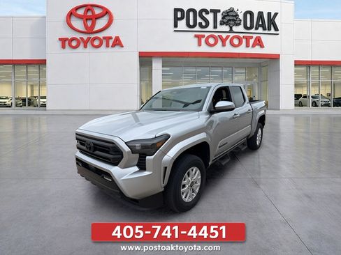 Used 2025 Toyota Tacoma SR5 AWD/4WD image 5