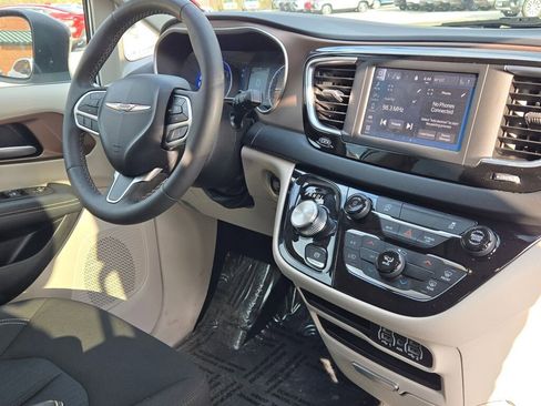 Used 2024 Chrysler Voyager LX FWD image 7