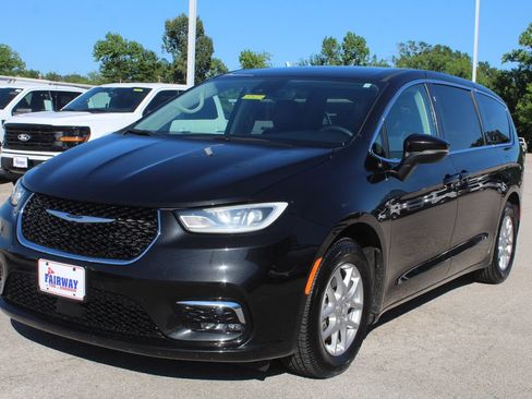 Used 2023 Chrysler Pacifica Touring-L FWD image 2