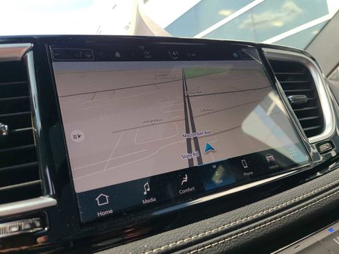 New 2023 Chrysler Pacifica Limited w/ Uconnect Theater Family Group image 28