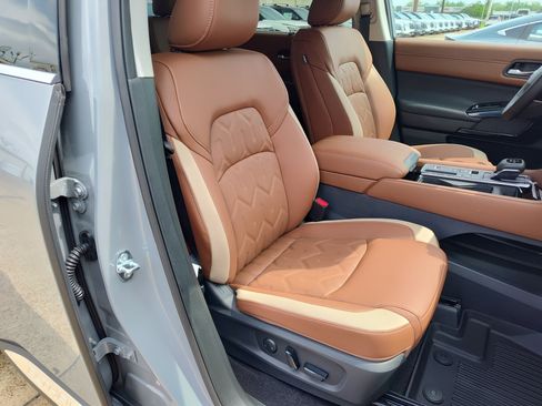 New 2026 Nissan Pathfinder Platinum FWD image 13