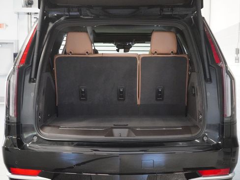 Used 2022 Cadillac Escalade Premium Luxury AWD/4WD image 34