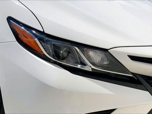 Used 2020 Toyota Camry SE w/ Sunroof Package FWD image 31