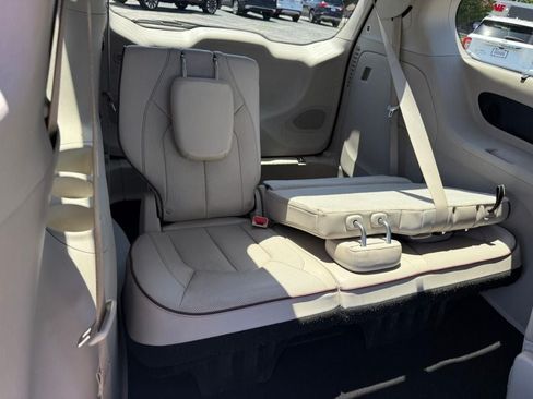 Used 2020 Chrysler Pacifica Limited FWD image 12