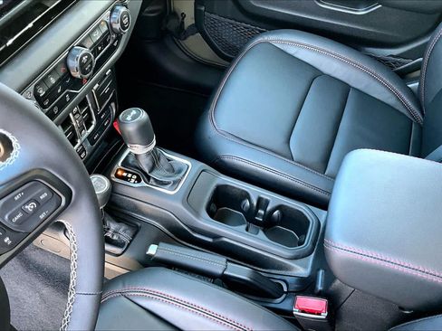 Used 2025 Jeep Wrangler Unlimited Rubicon w/ Convenience Group AWD/4WD image 17