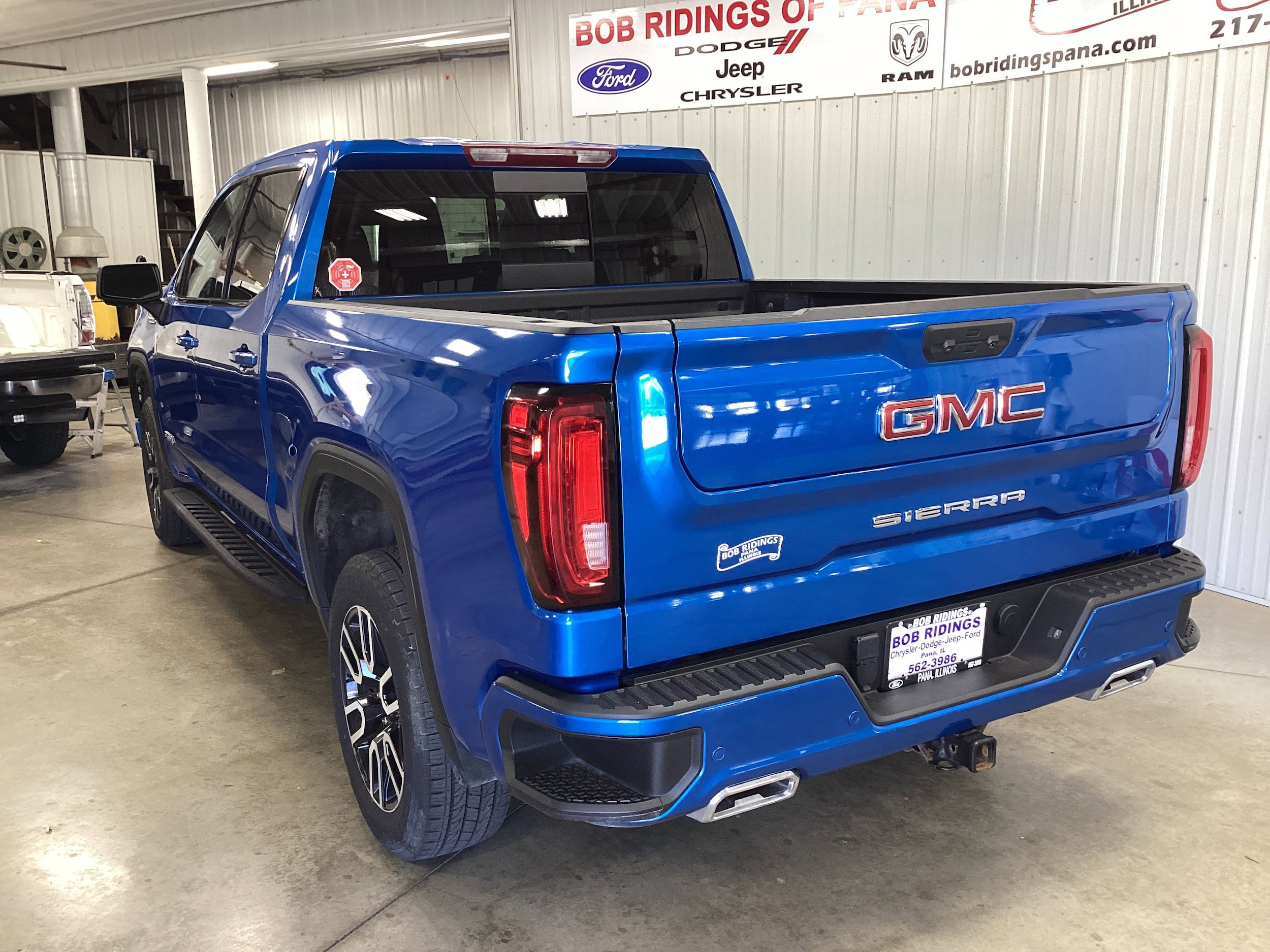 Used 2024 GMC Sierra 1500 AT4 w/ AT4 Premium Package AWD/4WD image 3