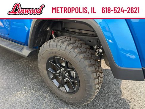 Used 2025 Jeep Gladiator Sport AWD/4WD image 2