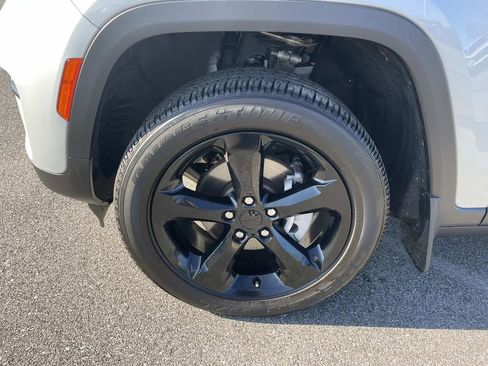 Used 2024 Jeep Grand Cherokee Altitude image 8