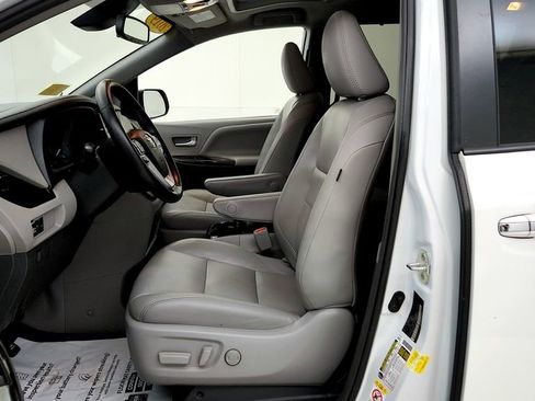 Used 2019 Toyota Sienna XLE w/ XLE Navigation Package AWD/4WD image 25
