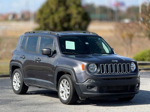 Used 2018 Jeep Renegade Latitude image 1