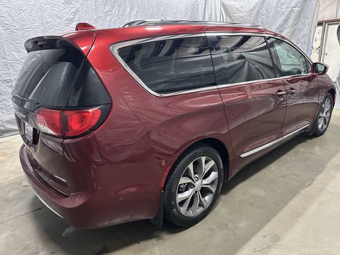 Used 2018 Chrysler Pacifica Limited w/ Tire & Wheel Group FWD image 5