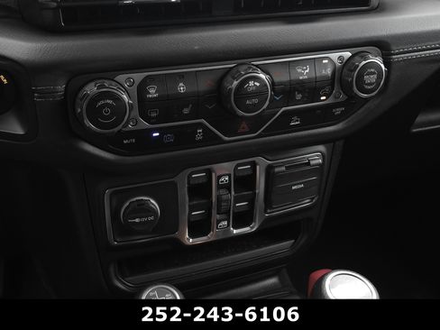 Used 2025 Jeep Wrangler Sahara image 12