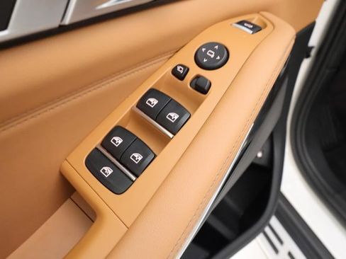 Used 2024 BMW X5 xDrive50e image 9