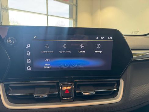Used 2025 Chevrolet TrailBlazer LT w/ Convenience Package AWD/4WD image 9