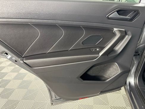 Used 2024 Volkswagen Tiguan SE image 21