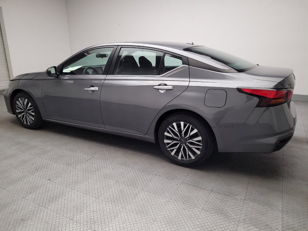 Used 2025 Nissan Altima 2.5 SV FWD image 3