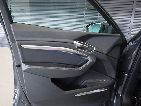 Used 2024 Audi Q8 e-tron Prestige image 26