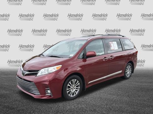 Used 2020 Toyota Sienna XLE w/ XLE Navigation Package FWD image 5
