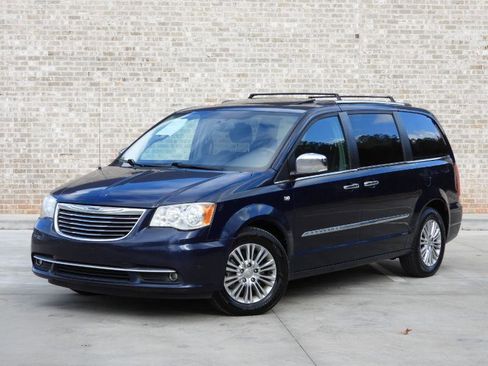 Used 2014 Chrysler Town & Country Touring-L image 2
