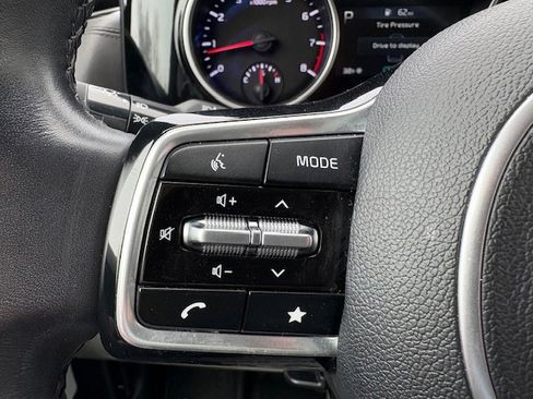 Used 2023 Kia Carnival EX image 20