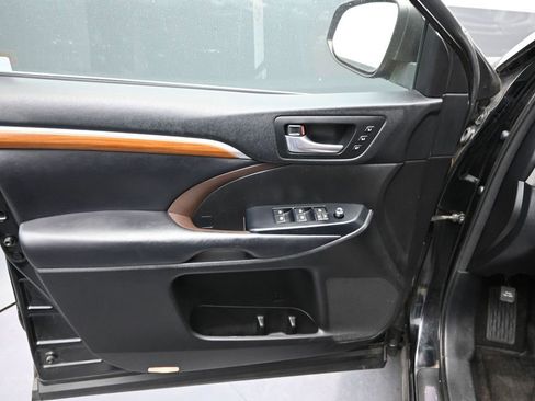 Used 2018 Toyota Highlander Limited Platinum image 12