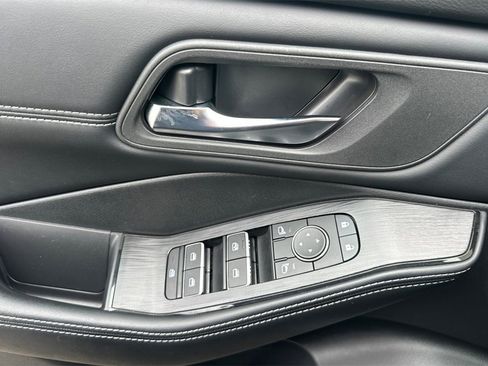 Used 2025 Nissan Rogue SL image 14