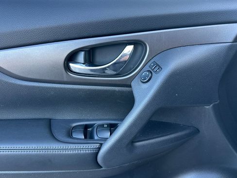 Used 2014 Nissan Rogue SV w/ SV Premium Package image 12